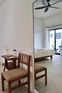 um espelho num quarto com uma cama e uma cadeira em SUNME Inn em Magong