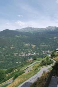 widok na dolinę z drogą i góry w obiekcie Chalet savoyard By the Rock w mieście Villaroger