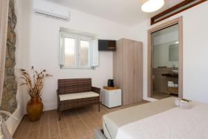 1 dormitorio con 1 cama, 1 silla y 1 ventana en Borgo Dominici, en Ortodonico