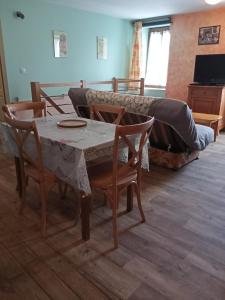 Sainte-Marie的住宿－chez christine，客厅配有桌椅和沙发