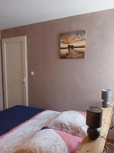 Sainte-Marie的住宿－chez christine，卧室配有一张床,墙上挂着一幅画
