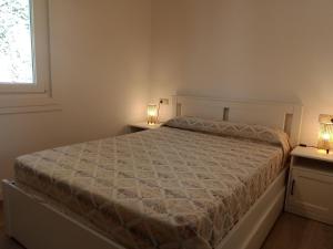 um quarto com uma cama e duas mesas de cabeceira com candeeiros em Tambre em Brion