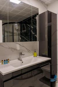 W łazience znajduje się umywalka i lustro. w obiekcie Antalya Konyaaltı Full View w mieście Antalya