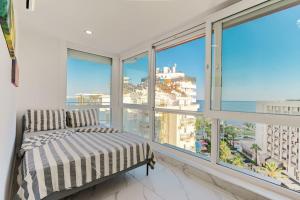 1 dormitorio con 1 cama y ventanas grandes en Antalya Konyaaltı Full View en Antalya