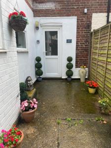 uma porta da frente de uma casa com vasos de plantas em The City Pad em Norwich