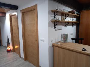 a room with a counter and a room with a door at Hotel Rural Virgen del Carmen in Molinaseca