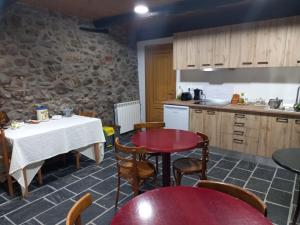 Hotel Rural Virgen del Carmen في موليناسيكا: مطبخ وغرفة طعام مع طاولات وكراسي