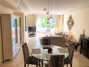 een woonkamer met een tafel en een bank bij Beachside Luxury 2 bedroom apartment, Puerto Banus in Marbella