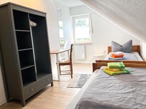 um quarto com uma cama e uma secretária. em Ferienhaus am See em Haselünne
