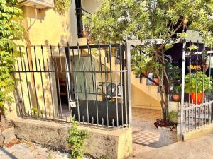 una puerta de metal frente a una casa en Tirana's Best Stay! en Tirana