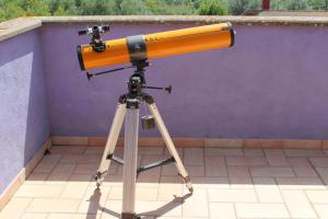 un telescopio en la parte superior de un techo en Poggio della Stella, en Blera