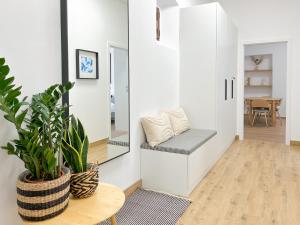 ein Wohnzimmer mit einer Bank und einem Tisch in der Unterkunft Apartamenty Drukarnia in Toruń
