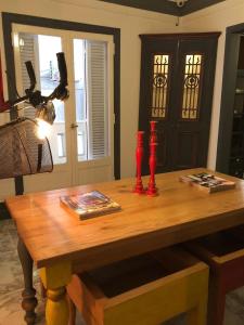 una mesa de madera con dos candelabros rojos encima en Luxury apartment Alexandria, en Alejandría