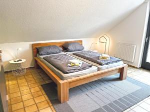ein Schlafzimmer mit zwei Betten in einem Zimmer in der Unterkunft Ferienhaus Wacholderhain in Haselünne
