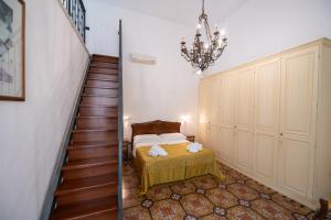 una camera da letto con scala e un letto con tavolo di Appartamento in palazzo storico a Lecce