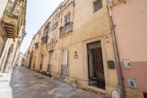 un vicolo in un centro storico con edifici di Appartamento in palazzo storico a Lecce