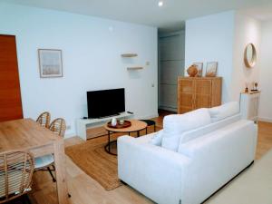 Μια τηλεόραση ή/και κέντρο ψυχαγωγίας στο Apartamento en Sada con Piscina