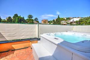 eine Badewanne auf dem Balkon in der Unterkunft Penthouse Marina-Seaview Jacuzzi and Terrace in Rapallo
