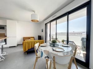 - une salle à manger avec une table et une vue sur l'océan dans l'établissement Le Balcon du Panier - Central - Climatisation - Les Frères de la Loc', à Marseille