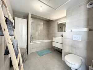 La salle de bains est pourvue de toilettes, d'un lavabo et d'une baignoire. dans l'établissement Le Balcon du Panier - Central - Climatisation - Les Frères de la Loc', à Marseille