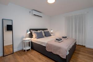 Ένα ή περισσότερα κρεβάτια σε δωμάτιο στο Kuća za odmor Belota Pag