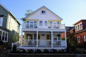 Casa blanca y amarilla con porche blanco en The Clark - Suite 1W - Ocean Grove near Asbury, en Ocean Grove