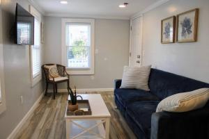 sala de estar con sofá azul y mesa en The Clark - Suite 1W - Ocean Grove near Asbury, en Ocean Grove