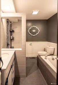 een badkamer met een wastafel, een toilet en een bad bij PNW Home With Private Outdoor Getaway Space. in Des Moines
