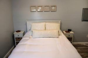 Кровать или кровати в номере The Clark - Suite 2E - Ocean Grove near Asbury