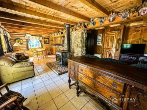 een woonkamer met een bank en een tv in een huisje bij Off-grid Cabin At Angel Valley Ranch in Duck Creek Village