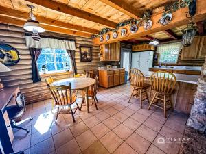een keuken met een tafel en stoelen in een kamer bij Off-grid Cabin At Angel Valley Ranch in Duck Creek Village