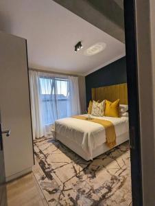 een slaapkamer met een bed en een groot raam bij 1 Elizabeth Place - Luxury Executive Apartment, free Wi-Fi in Midrand