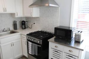 cocina con fogones negros y microondas en The Clark - Suite 2W - Ocean Grove near Asbury, en Ocean Grove