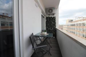 a small balcony with a table and chairs on it at Varanda do Bonfim in Setúbal