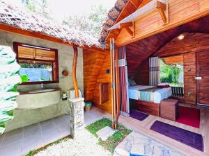 シギリヤにあるPalmyra Nature Resort Sigiriyaのベッド、バスタブ、シンクが備わる客室です。