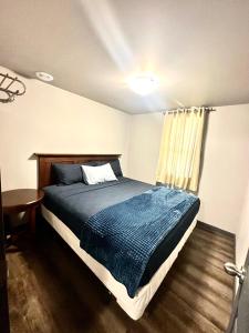 1 dormitorio con cama, mesa y ventana en Glen Garry motel and cottages, en North Bay