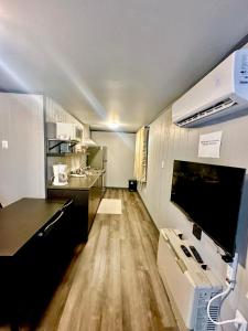 Glen Garry motel and cottages في نورث باي: غرفة مع مطبخ مع مكتب وقمة كونتر