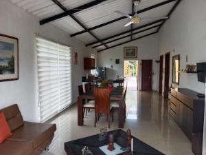 sala de estar con sofá y mesa en CASA CORAL, en La Mesa