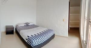 1 dormitorio pequeño con 1 cama en una habitación en CASA CORAL, en La Mesa