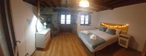 um quarto com uma cama grande e uma cabeceira. em La Fontina de Tene em Tene