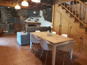 Tene的住宿－La Fontina de Tene，一间带木桌和椅子的用餐室