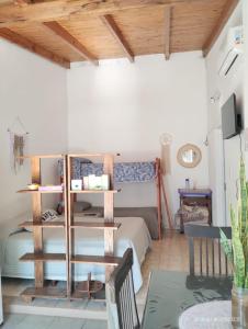 ein Wohnzimmer mit einem Bett und einer Holzdecke in der Unterkunft Departamento monoambiente hasta 4 personas- Maragus2 in Posadas