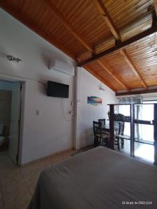 ein Schlafzimmer mit einem Bett und einem TV an der Wand in der Unterkunft Departamento monoambiente hasta 4 personas- Maragus2 in Posadas