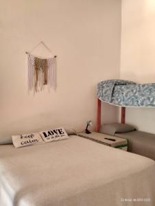 een slaapkamer met een bed en een hangende bedkap bij Departamento monoambiente hasta 4 personas- Maragus2 in Posadas