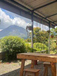 una mesa de picnic con vistas a la montaña en Los Tucanes Lodging en El Castillo de La Fortuna