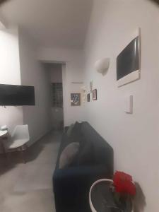 un soggiorno con divano nero e tavolo di XANTHI'S 4 LIVING ad Atene