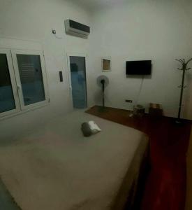 um quarto com um rato de computador sentado numa cama em XANTHI'S 4 LIVING em Atenas