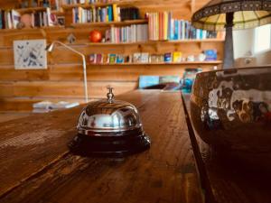 dzwonek siedzący na drewnianym stole w obiekcie La Poterie w mieście Carresse