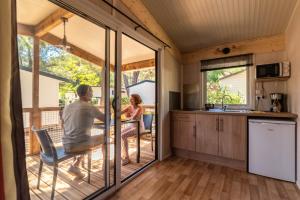 Kuchyň nebo kuchyňský kout v ubytování Camping La Pinède Enchantée