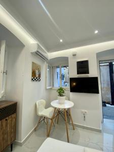 TV a/nebo společenská místnost v ubytování Corfu Port Art Studios + 35 fotografií